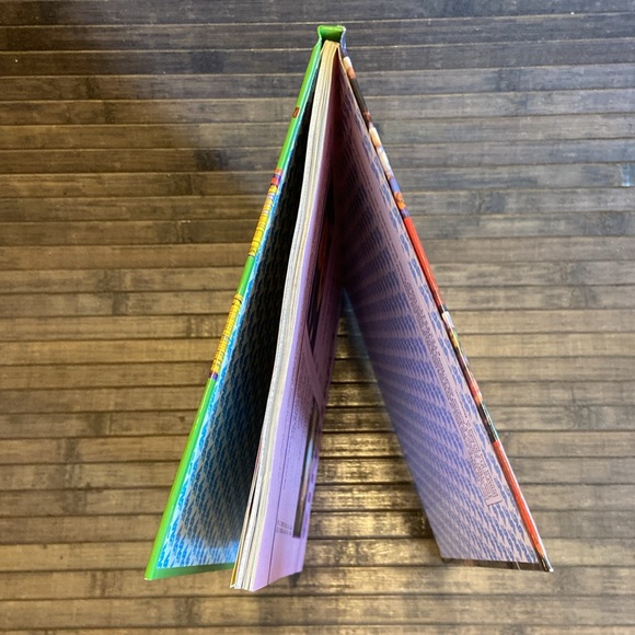 Vintage 1991 WWF Superstars of Wrestling Hard Cover Book Hulk Hogan Cover - Picture 8 of 11